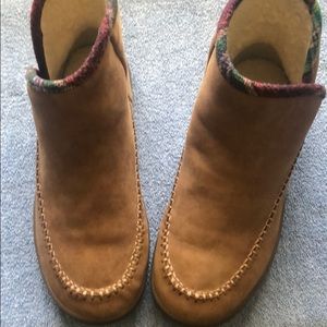 Sanuk size 7.5 moccasins; fleece inside